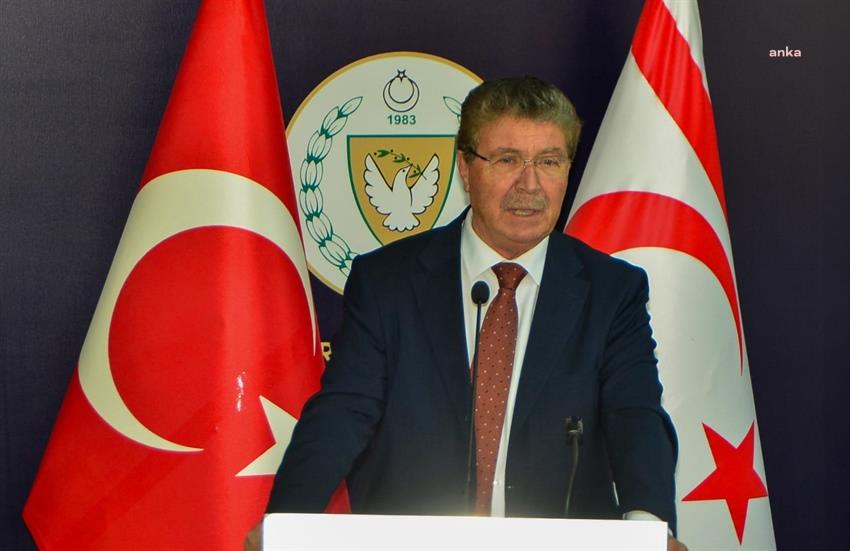 Girne açıklarında yolcu gemisi alabora oldu... KKTC Başbakanı Üstel, Girne Limanı'nda kurtarma çalışmalarını takip ediyor
