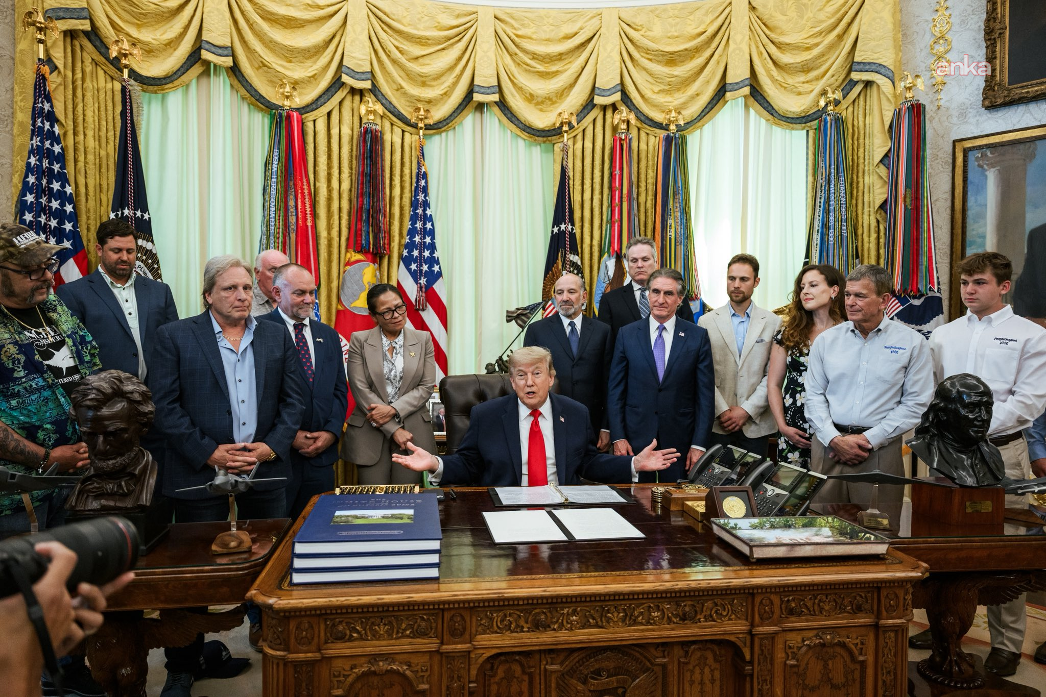 Trump, "Duydunuz mu bilmiyorum ama bugün İran'la savaşı bitirdik" dedi, İran'dan yalanlama geldi