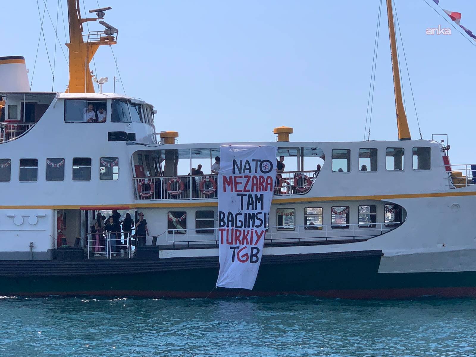Vapurda "NATO mezara, tam bağımsız Türkiye" pankartı açanlar serbest bırakıldı