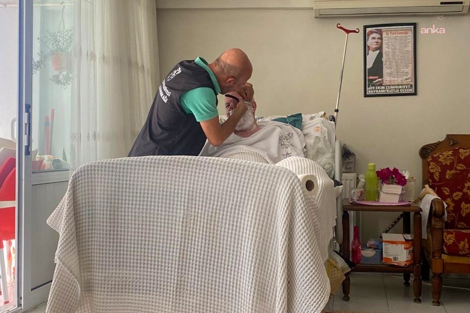 Efeler Belediyesi, yatağa bağımlı ve yaşlı vatandaşlara evde bakım hizmeti sunuyor