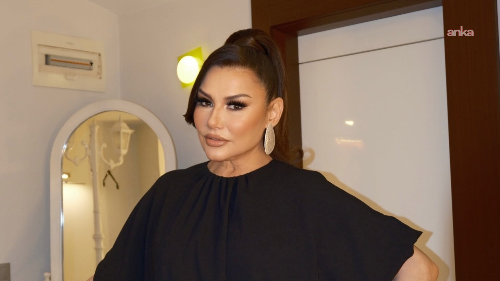 Şarkıcı Deniz Seki'nin sağlık durumu: Kalça kırığı ameliyatı oldu, 5-6 gün sonra taburcu edilecek