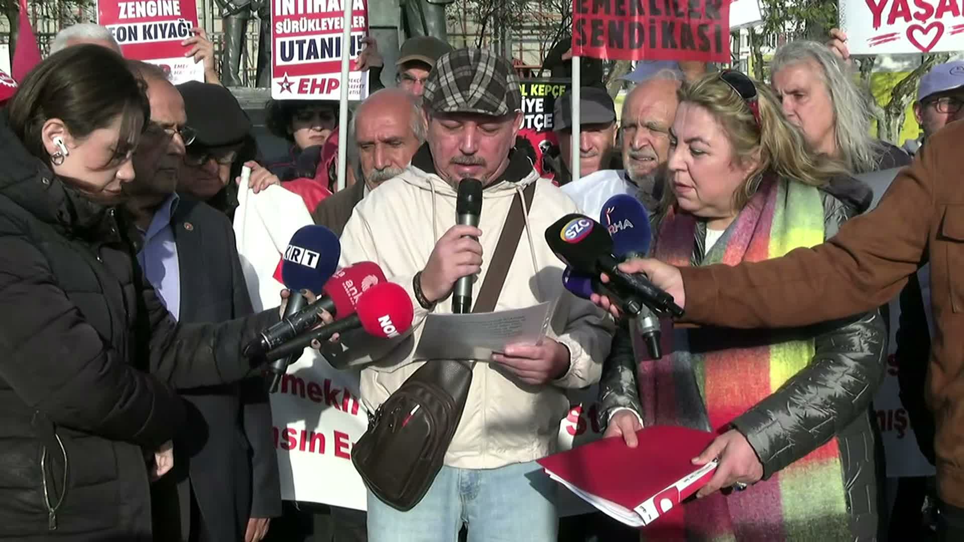 Emekliler, Kadıköy'de Ali Şekeroğlu'nu andı, iktidara seslendi: Artık bıçak kemiğe dayanmıştır! Feryadı duyun!