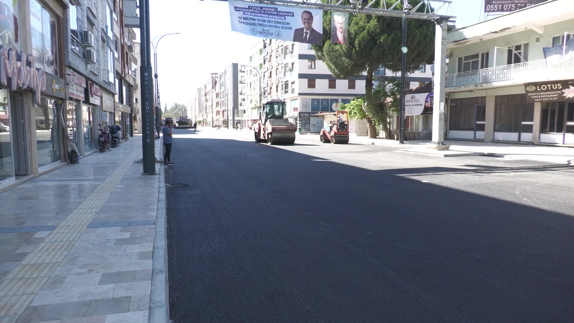 Manisa Büyükşehir Belediyesi, altyapısı yenilenen caddede sıcak asfalt çalışmalarına başladı