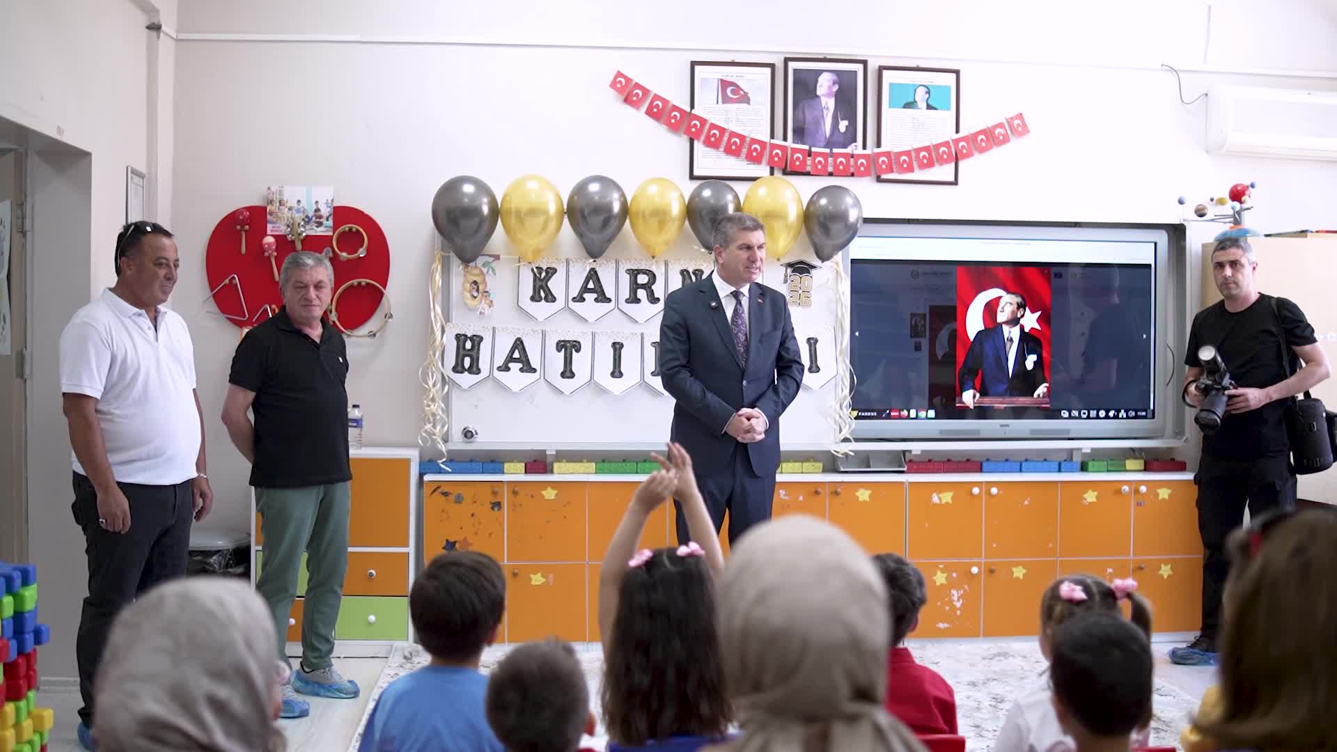 Burdur Belediye Başkanı Ercengiz, minik öğrencilerin karne heyecanına ortak oldu