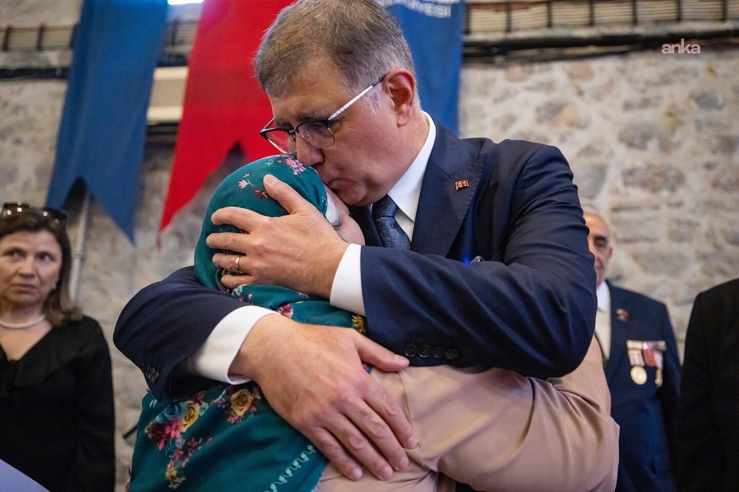 İzmir Büyükşehir Belediyesi "emekli desteğini" arttırdı: Kira ve alışveriş desteği 8 bin TL