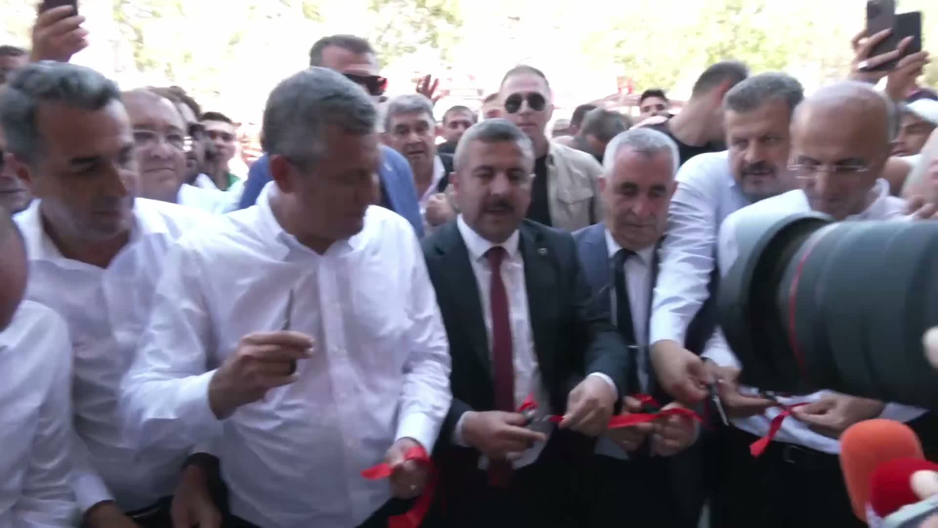 Özgür Özel: "'Savcılarla, 'Şu isimlere tutuklama istenirse yapabilecek misin' deyip mülakat yapıyorlar"