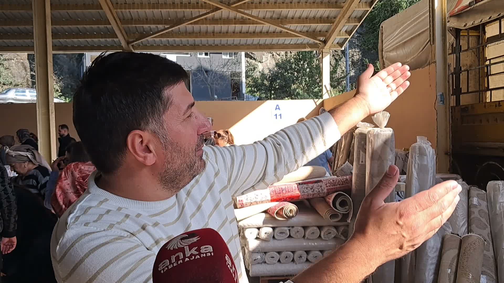 Borçka’da indirim çadırı yoğun ilgi gördü