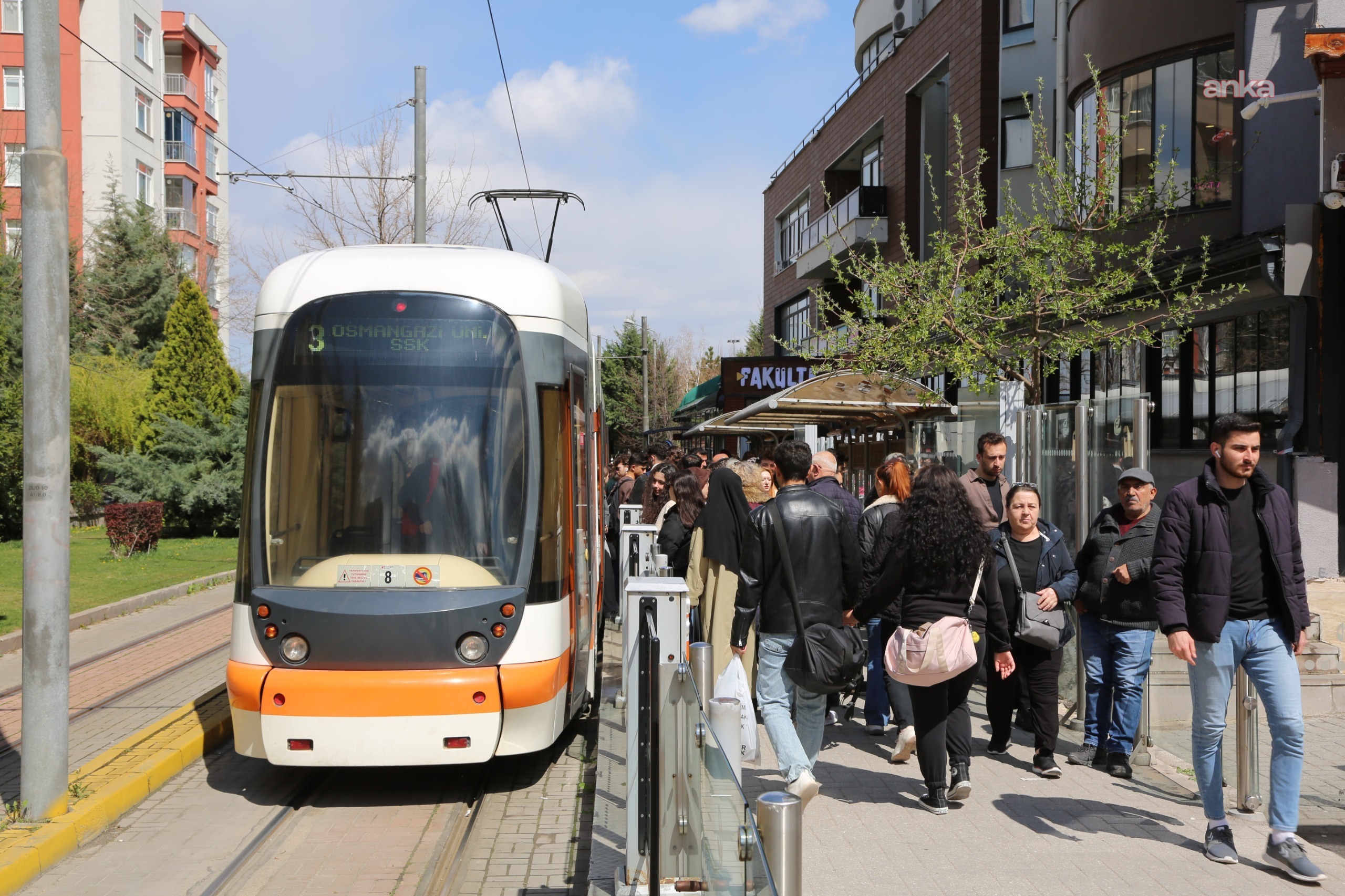 Eskişehir Büyükşehir Belediyesi’nin "Bas Geç" abonman kart uygulamasına yoğun ilgi