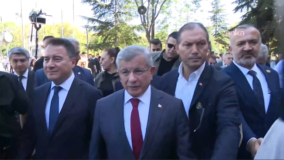 Ahmet Davutoğlu, "Cumhurbaşkanına hakaret" soruşturmasında ifade vermek için Ankara Adliyesi'ne geldi