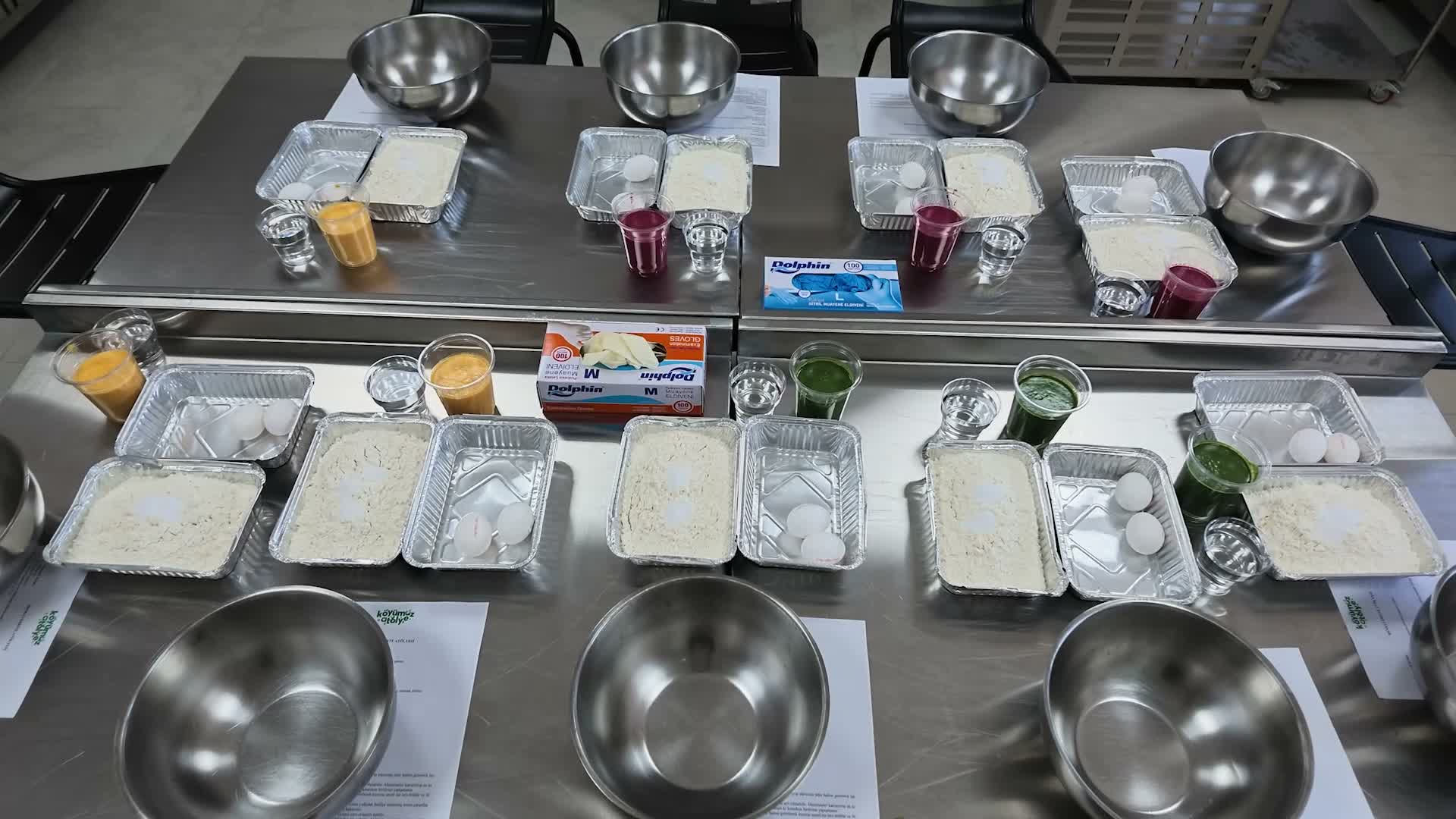 Mersin Büyükşehir Belediyesi Hamzabeyli Köyümüz Atölye’de "üç renkli erişte" yapıldı