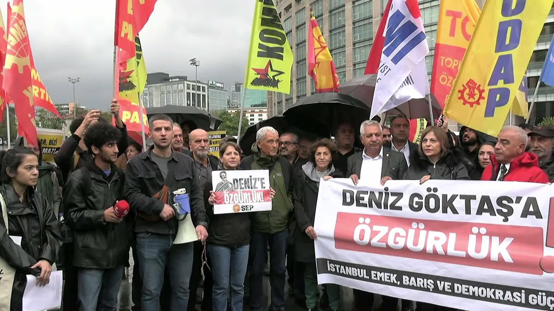 Komedyen Deniz Göktaş yargılanıyor… Adliye önünde “ Deniz Göktaş derhal serbest bırakılmalı” çağrısı