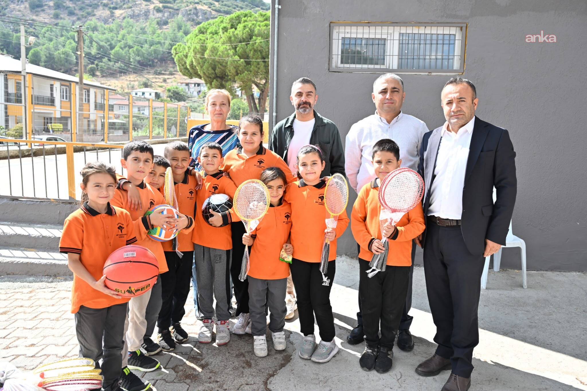 Manisa’da okulların spor altyapısına Büyükşehir desteği