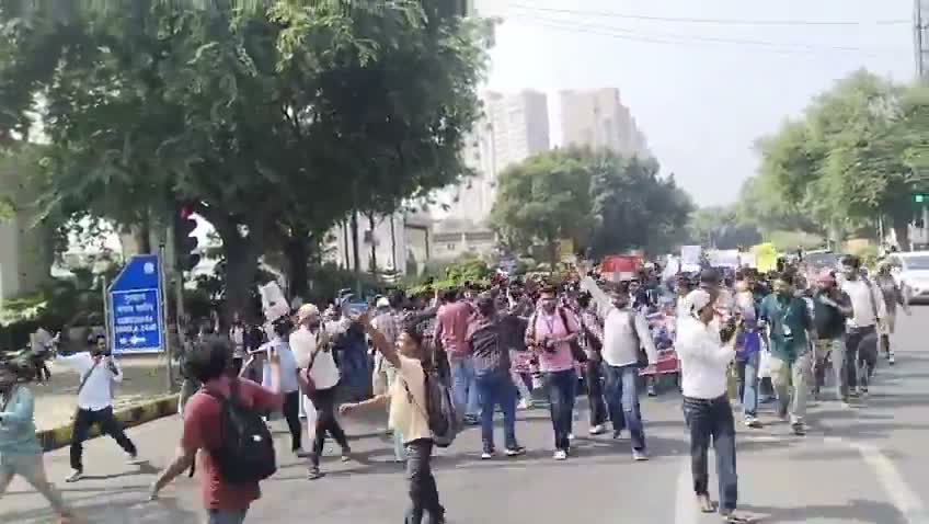 Hindistan'da “hamam böceği” protestosunda binlerce kişi gözaltına alındı