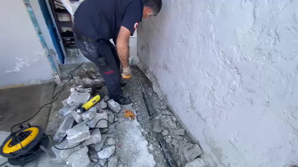 Yeşilyurt’ta su tahliye borusuna sıkışan yavru kedi kurtarıldı