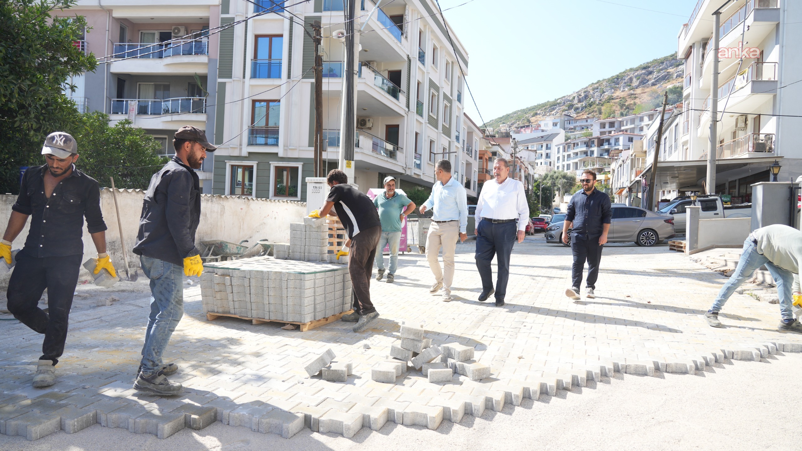 Milas Belediye Başkanı Topuz, ilçede devam eden parke döşeme çalışmalarını inceledi