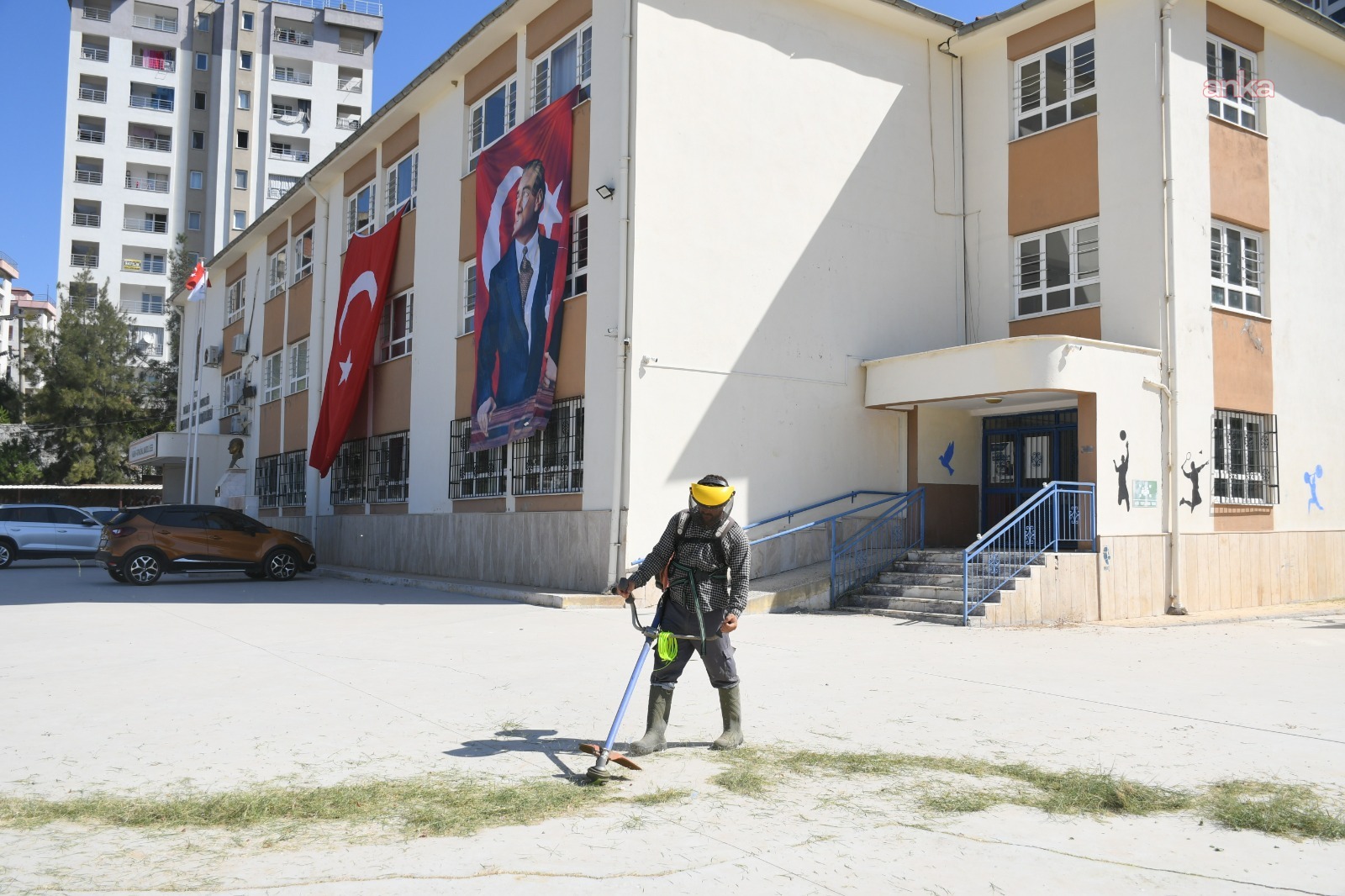 Kuşadası Belediyesi, ilçedeki okulları yeni eğitim öğretim dönemine hazırlıyor