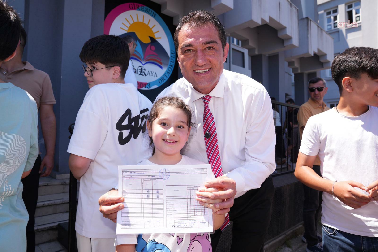 Giresun Belediye Başkanı Köse, öğrencilerin karne sevincine ortak oldu