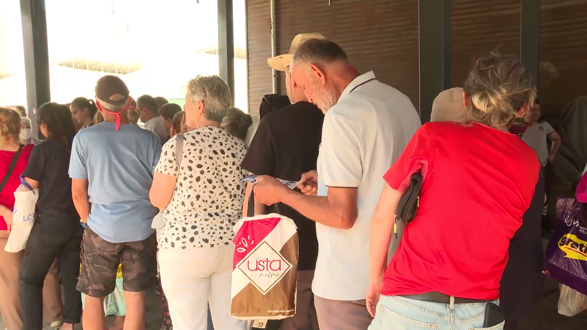 Antalya Büyükşehir Belediyesi'nden 19 ilçede 50 bin kişiye aşure ikramı