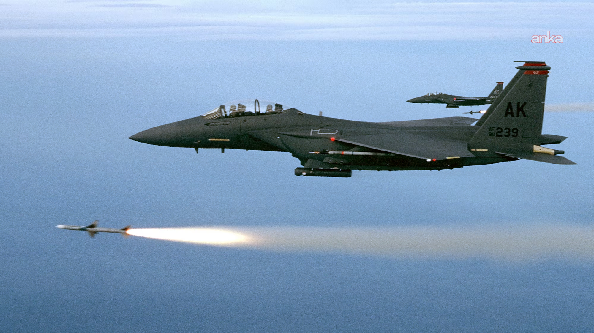 NYT: "İran, ABD'ye ait F-15E'yi İHA'larla takip ederek düşürdü"