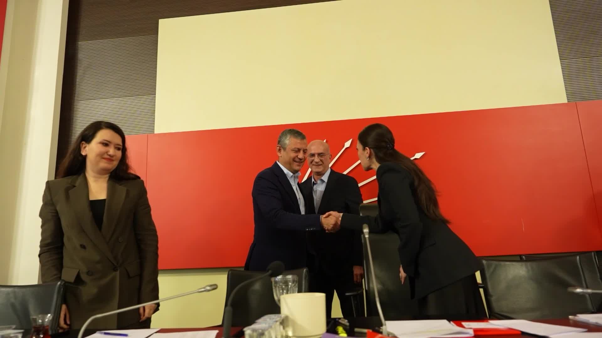 Özgür Özel, milletvekilleriyle bir araya geldi... “Genel Merkez’deki makam kaybedilirse mücadele yeri Meclis olur”
