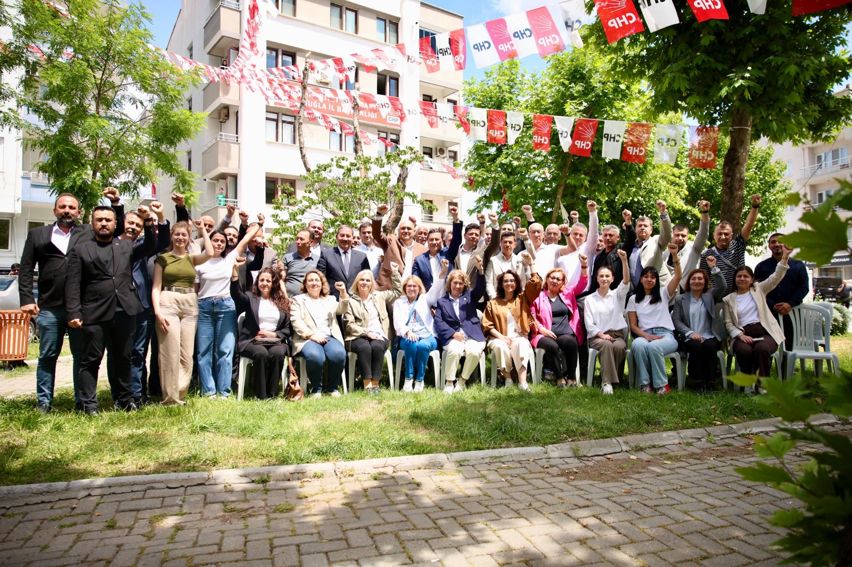 CHP'nin Muğla örgütlerinden açıklama: "Özgür Özel'in yanındayız, olağanüstü kurultay 45 gün içinde toplanmalı"