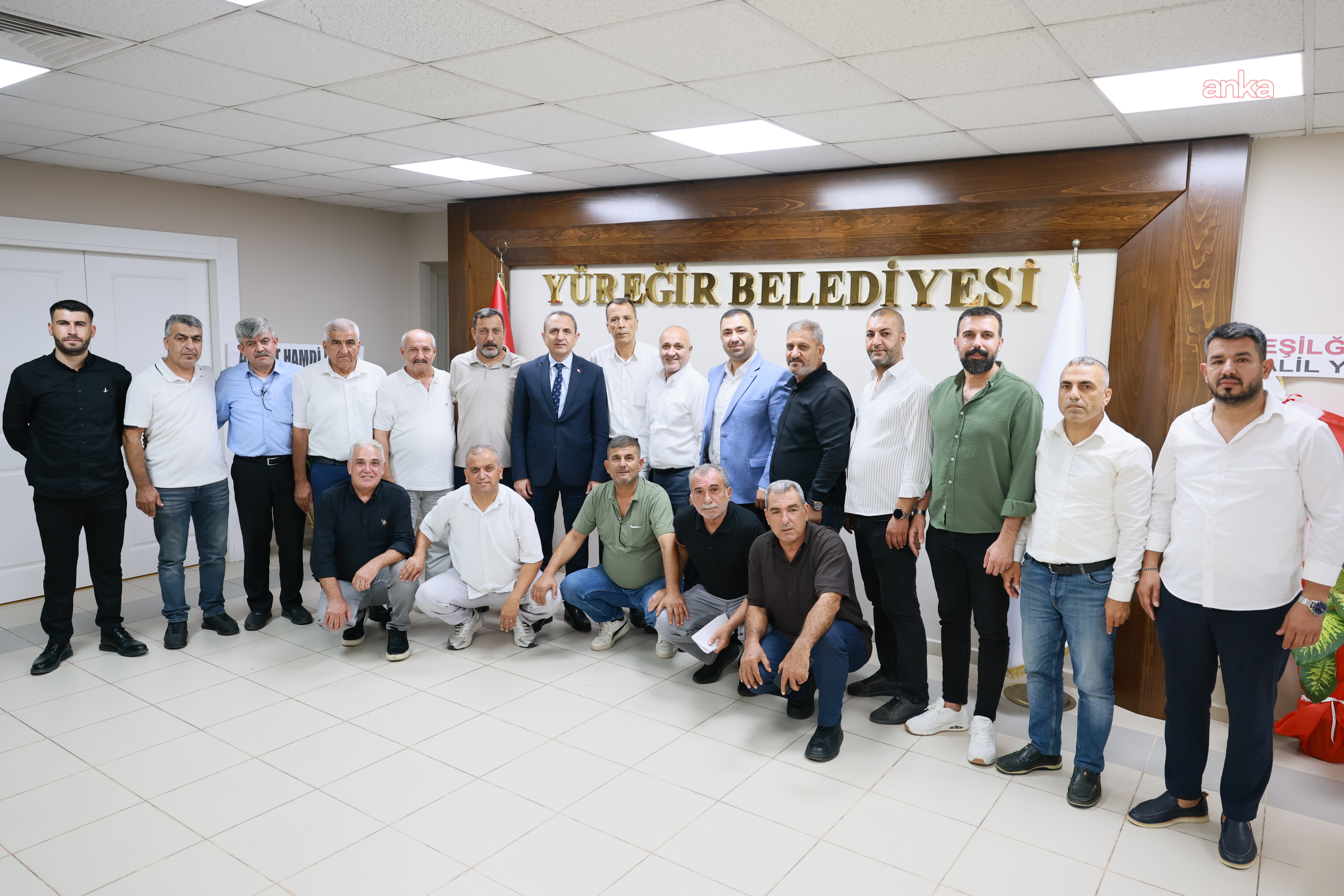 Yüreğir Belediye Başkan Vekili Özünal, muhtarların taleplerini dinliyor