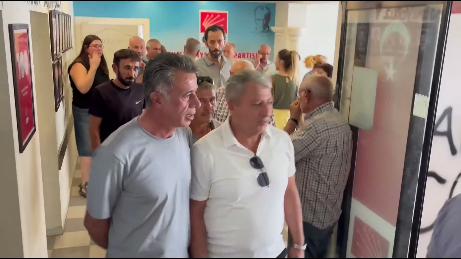 Görevden alınan CHP Aksaray İl Başkanı Özdemir parti binasından ayrıldı
