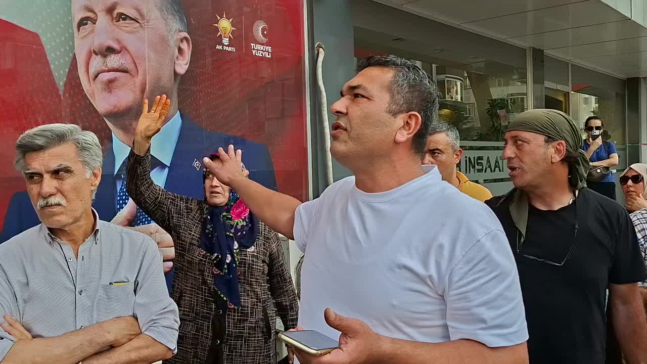 Osmaniye'de yıkım kararına karşı AK Parti İl Başkanlığı önünde eylem