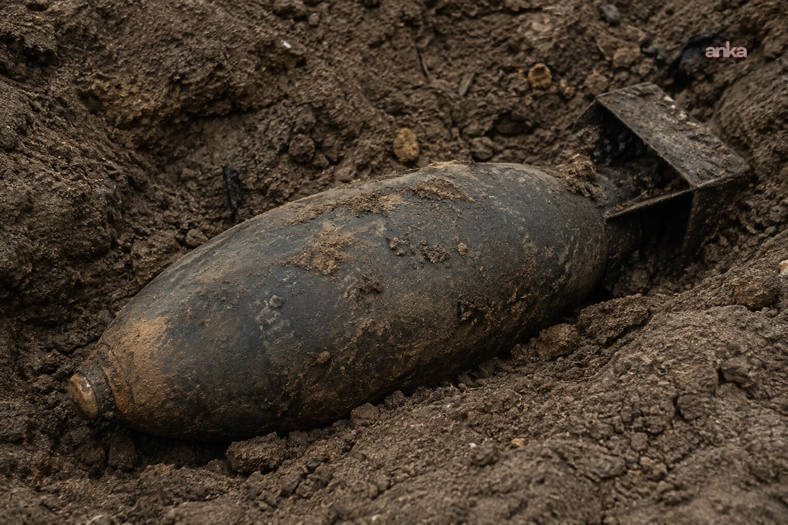 Almanya’nın Heidenau kentinden geçen Elbe Nehri’nde 250 kiloluk savaş bombası bulundu