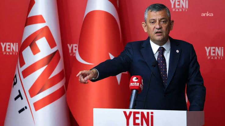 Özgür Özel'den sosyal medya şirketlerine tepki: "Bir partinin siyasi hırslarla yürüttüğü haksız sansür uygulamalarının parçası olmayın"