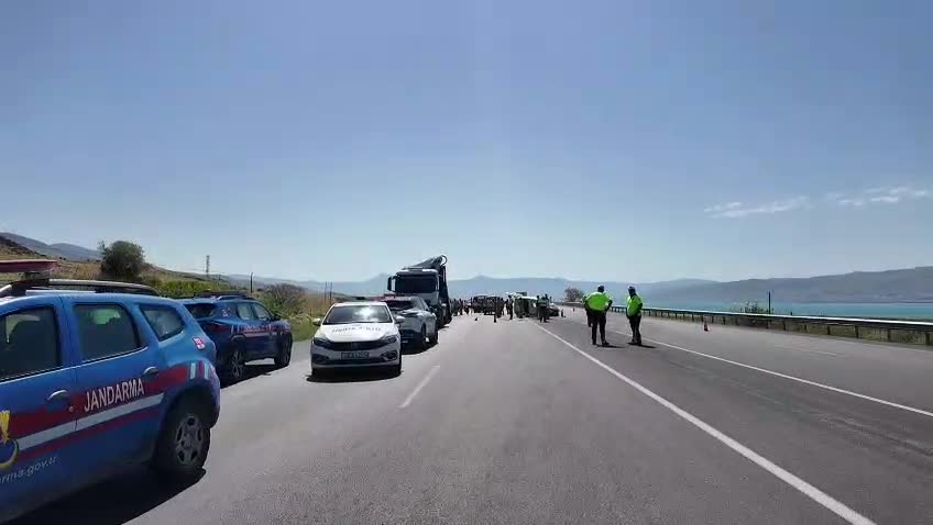 Van’da hafif ticari araç jandarma personelini taşıyan araca çarptı: 1 şehit, 5 yaralı