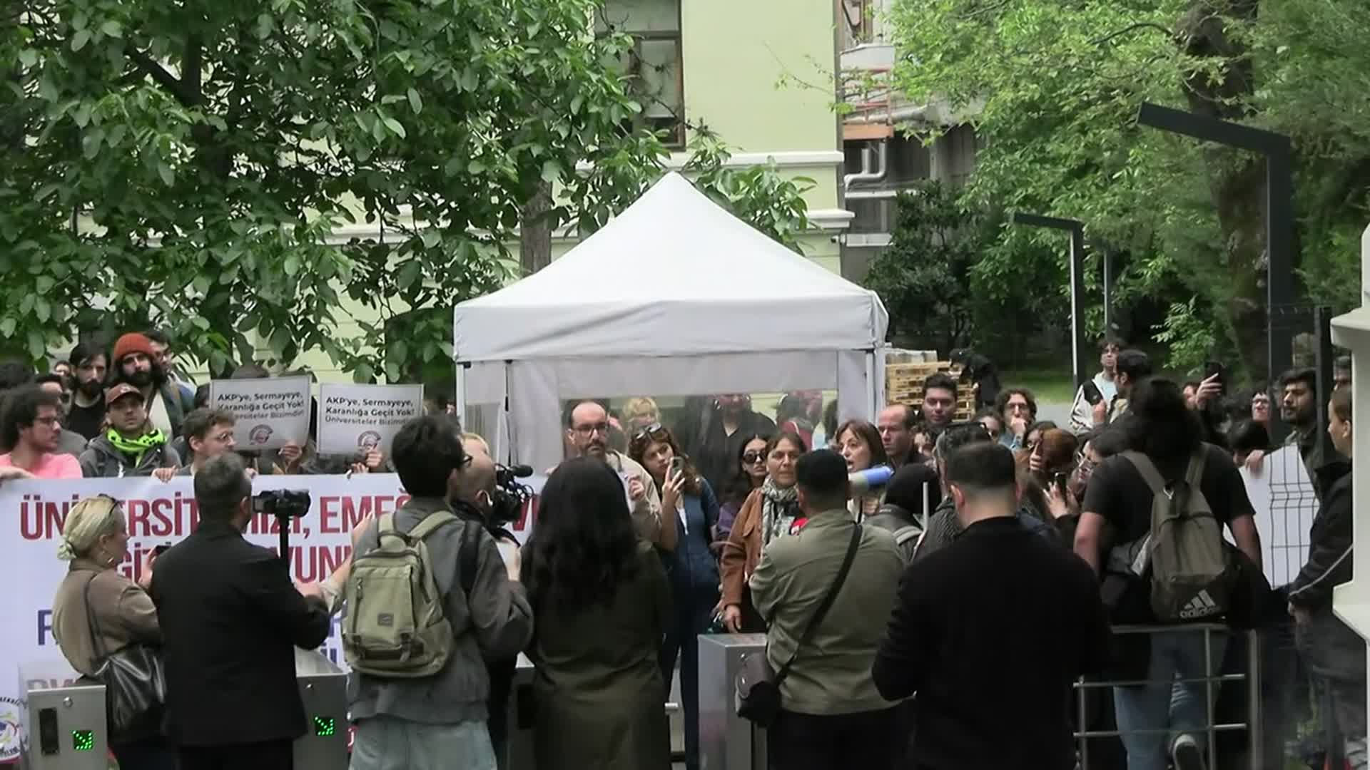 Bilgi Üniversitesi'nin faaliyet izninin kaldırılması... Öğrenciler eylemlerinin ikinci gününde üniversitelerini geri istedi