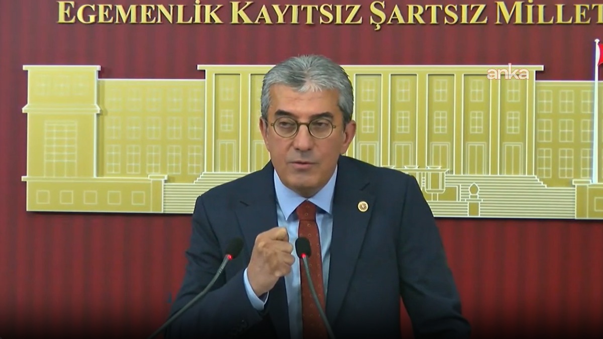 "Sakız çiğneyerek etrafta dolaşır mıydı?"