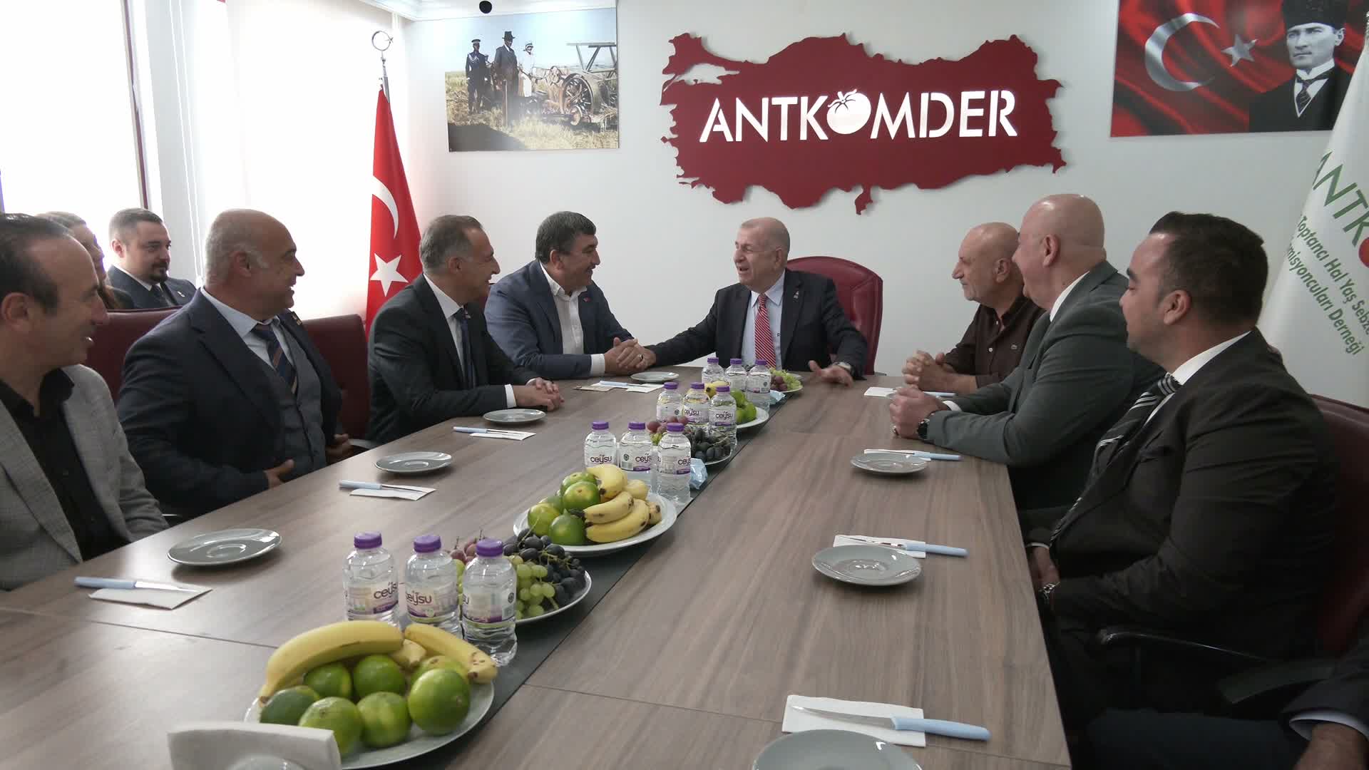 Ümit Özdağ, Antalya Toptancı Hal Yaş Sebze ve Meyve Komisyoncuları Derneği'ni ziyaret etti