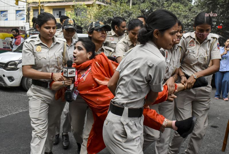 Hindistan’da protestoları izleyen gazetecilere polis müdahalesi: 30’dan fazla gazeteci gözaltına alındı