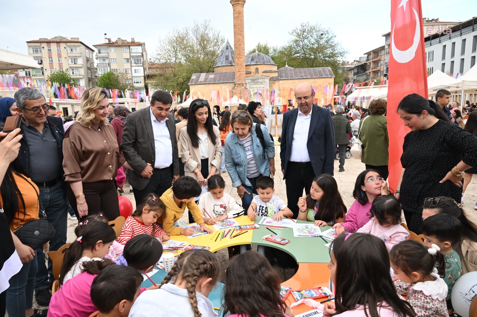 Kırşehir Belediyesi’nin Anneler Günü programına yoğun ilgi