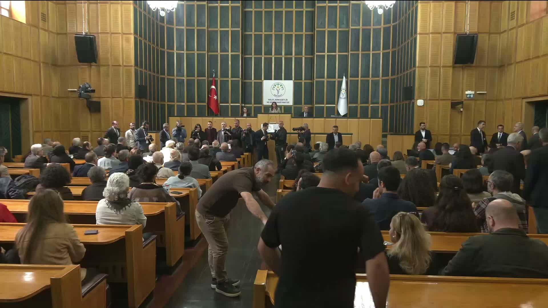 DEM Parti Grup Toplantısı... Tuncer Bakırhan: “20 milyar dolar gitti, hala yargının radarına takılan kimse yok”