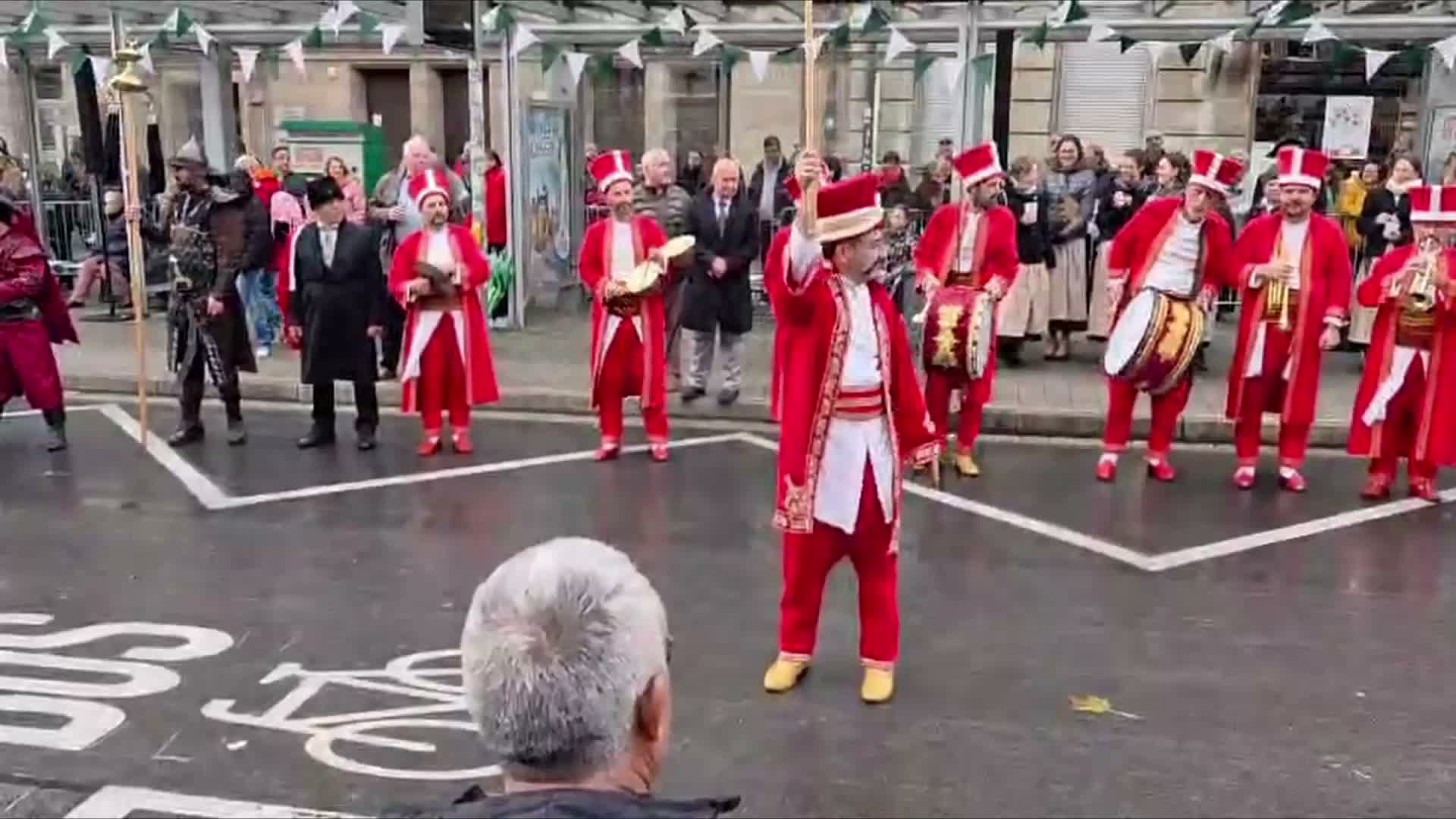 Almanya'da Hasat Bayramı'na katılan Türk toplumunun korteji renkli görüntüler oluşturdu