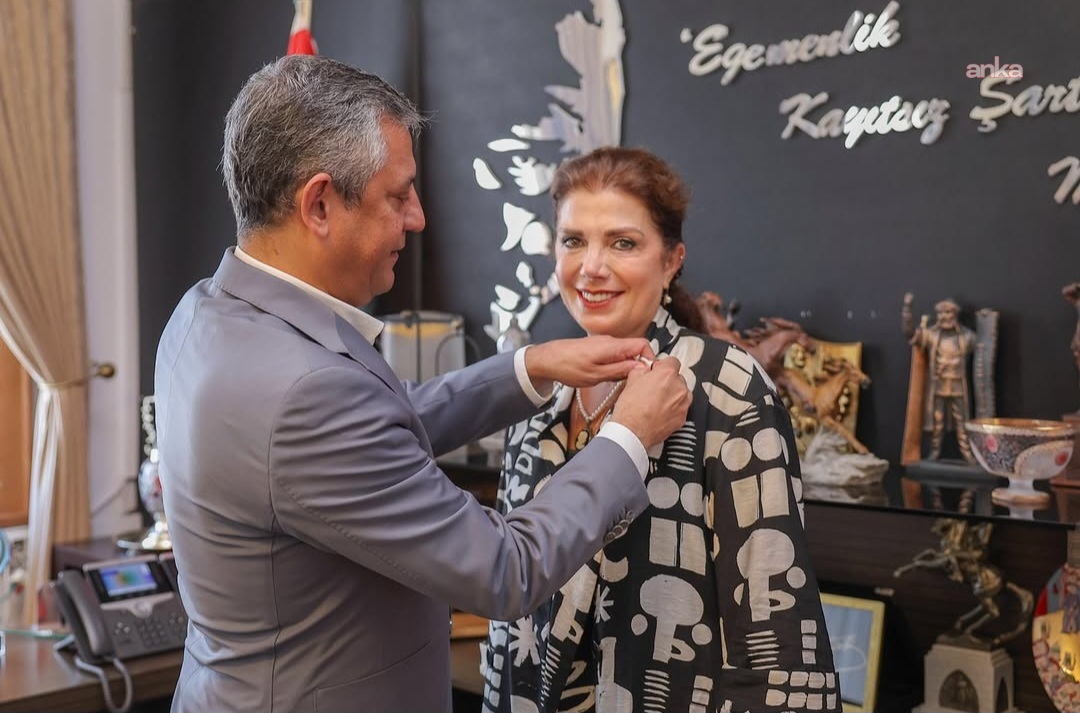 Ahmet Taner Kışlalı'nın eşi Nilüfer Kışlalı YENİ Parti'ye katıldı