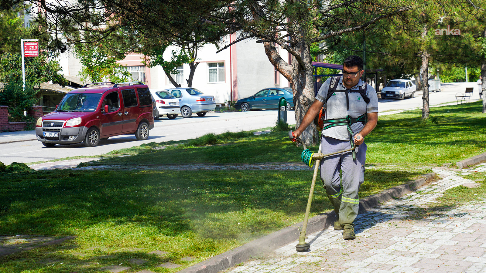 Tepebaşı’nın park ve yeşil alanlarında çim biçme çalışmaları sürüyor
