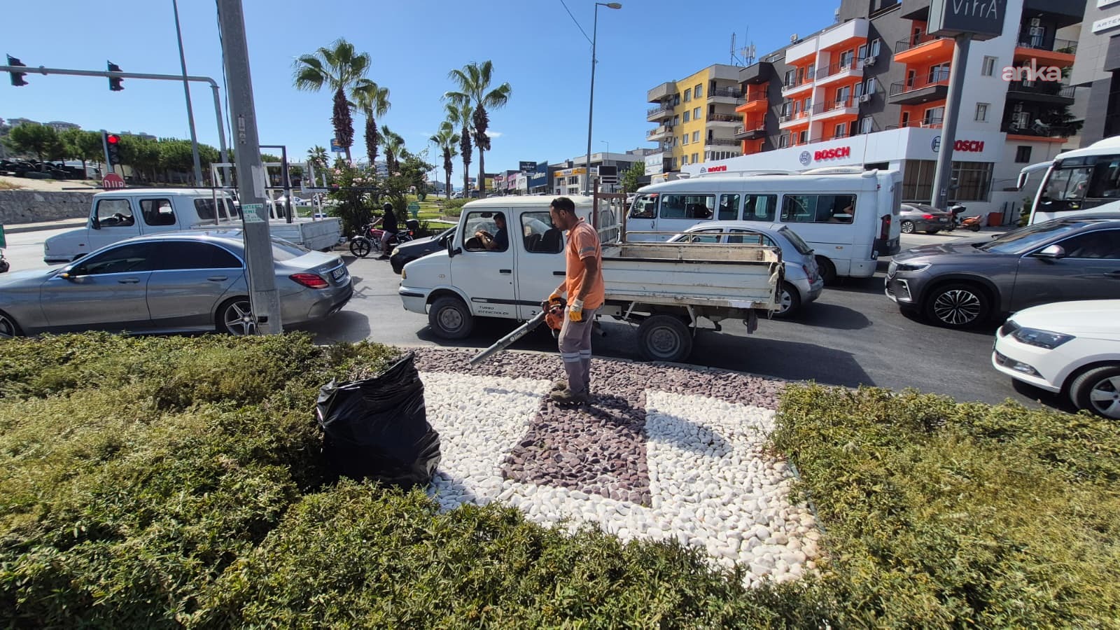 Kuşadası Belediyesi ekiplerinden "yeşil alanlarda" bakım onarım mesaisi