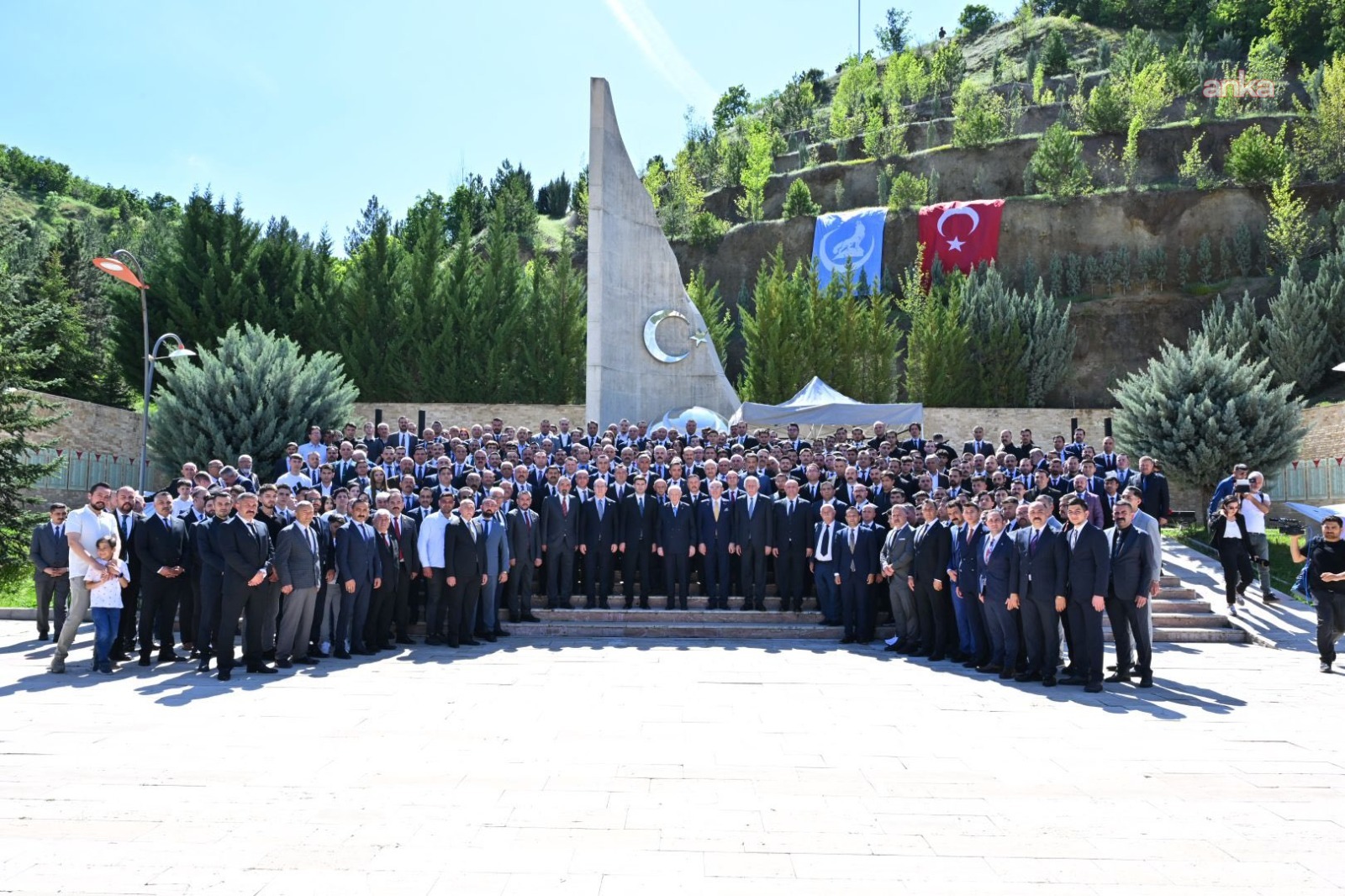 Devlet Bahçeli: "Türk İslam ülküsü uğruna toprağa düşen bütün dava şehitlerimizi hasret ve vefayla anıyorum"