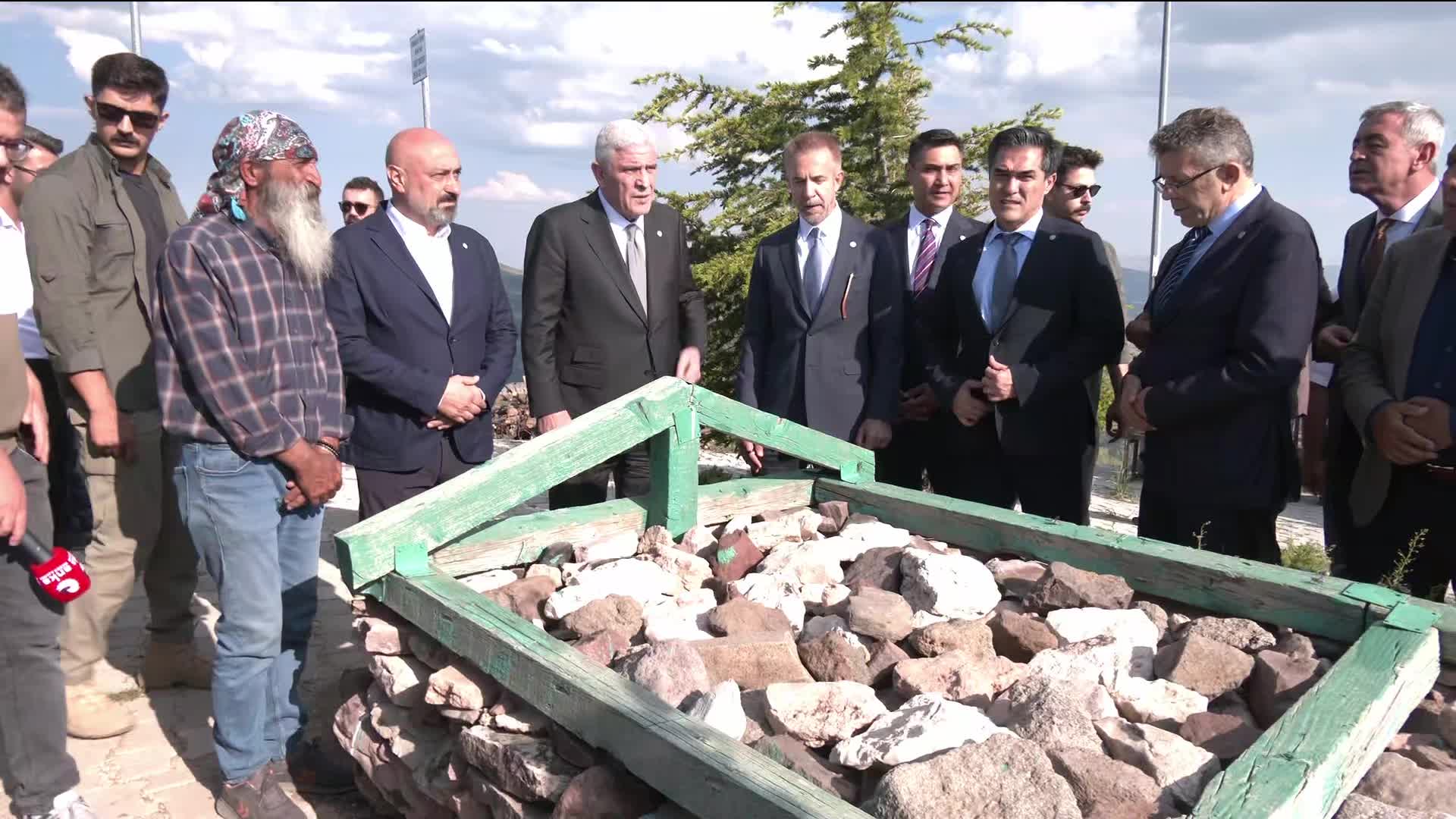 Müsavat Dervişoğlu, Tunceli'de Sarı Saltuk Türbesi'ni ziyaret etti