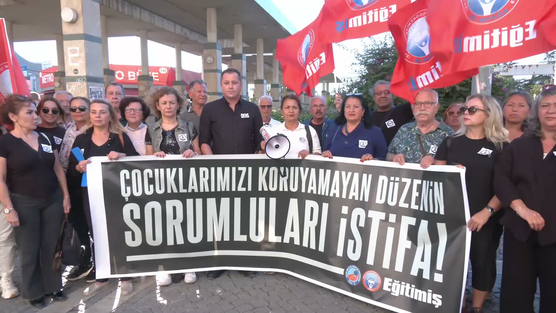 Eğitim-İş İzmir: Okul güvenliğini yalnızca kapıya güvenlik görevlisi koyarak sağlayamazsınız