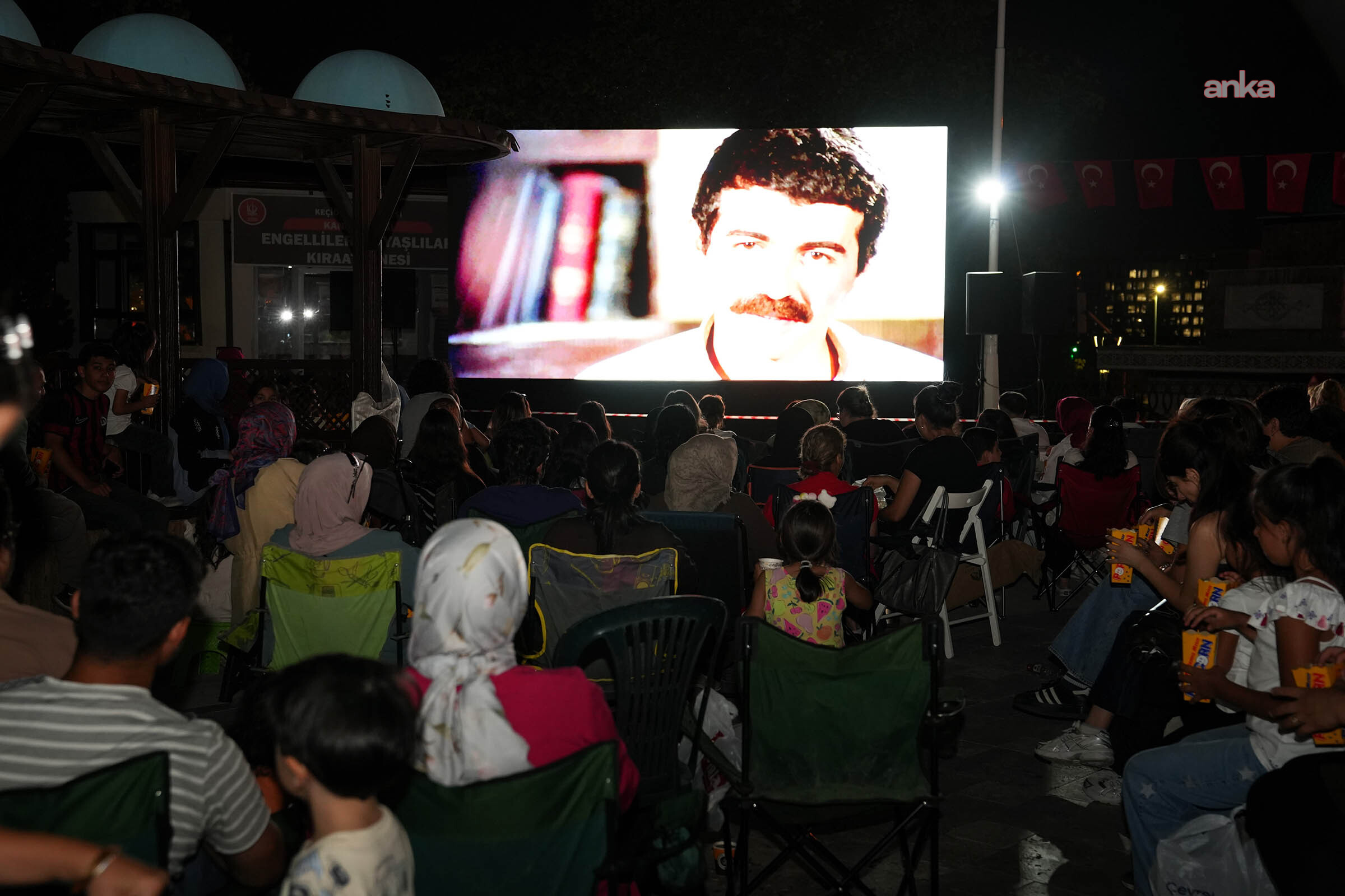 Keçiörenliler, "Hababam Sınıfı Tatilde" ile açık havada sinema keyfi yaptı