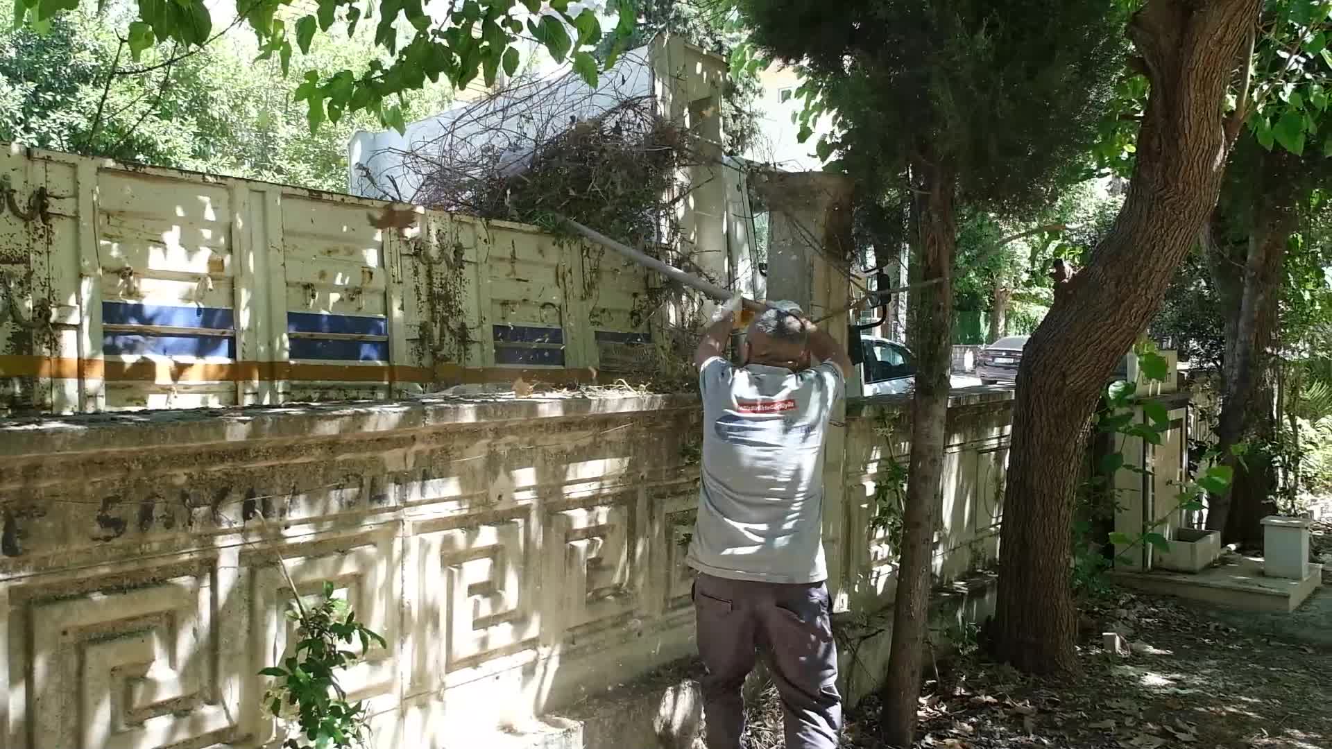 Antalya Büyükşehir Belediyesi, mezarlıkları Kurban Bayramı'na hazırlıyor