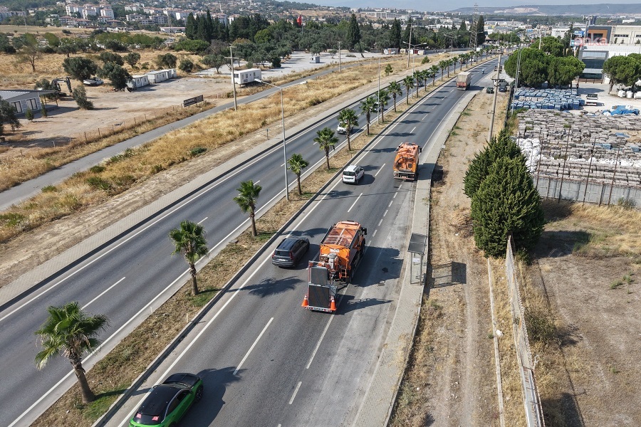 Menderes çevreyolunda kapsamlı temizlik ve bakım çalışması