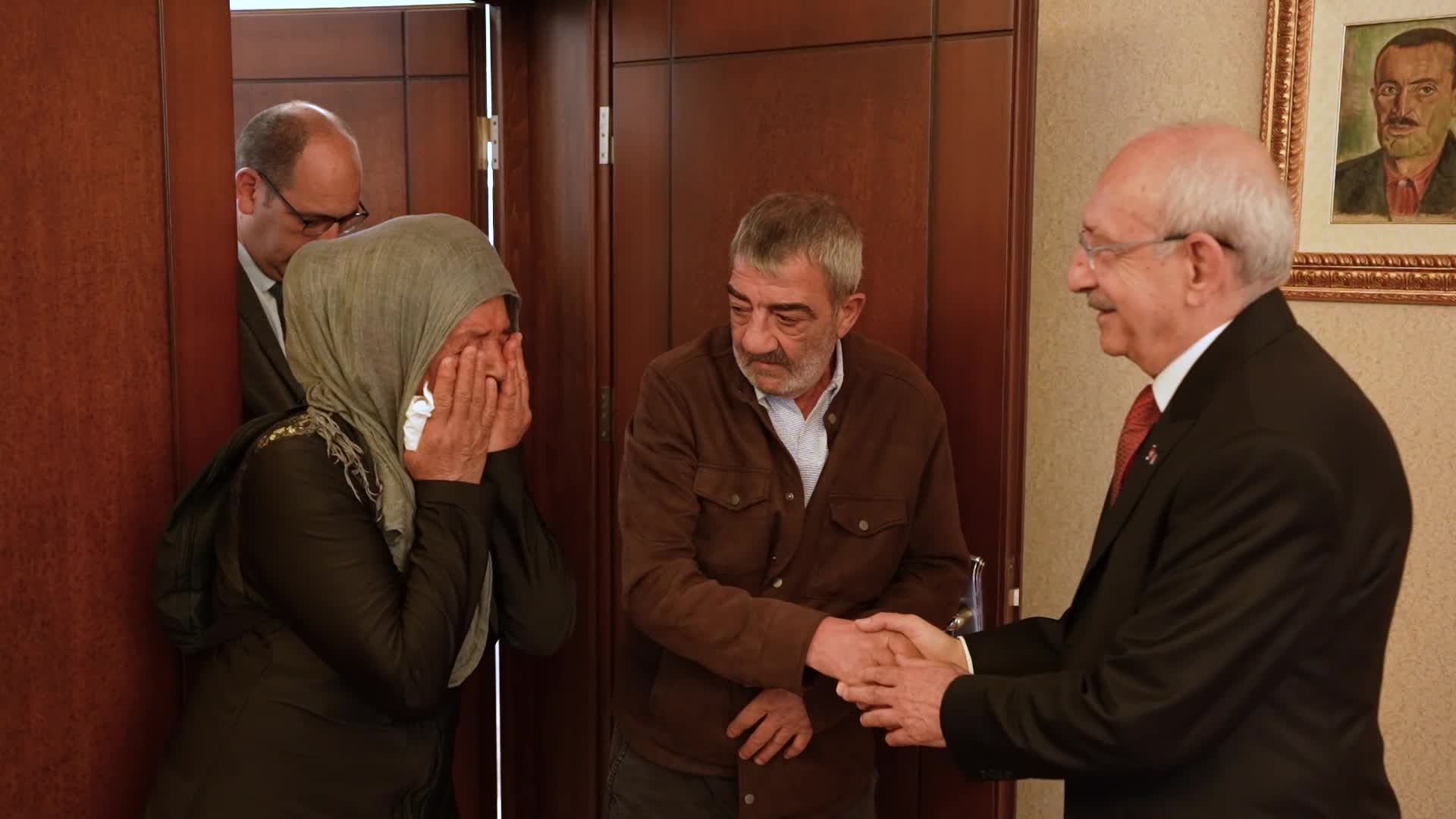 Kılıçdaroğlu, Altındağ İlçe Binasında kalan Kolukısa ailesini kabul etti