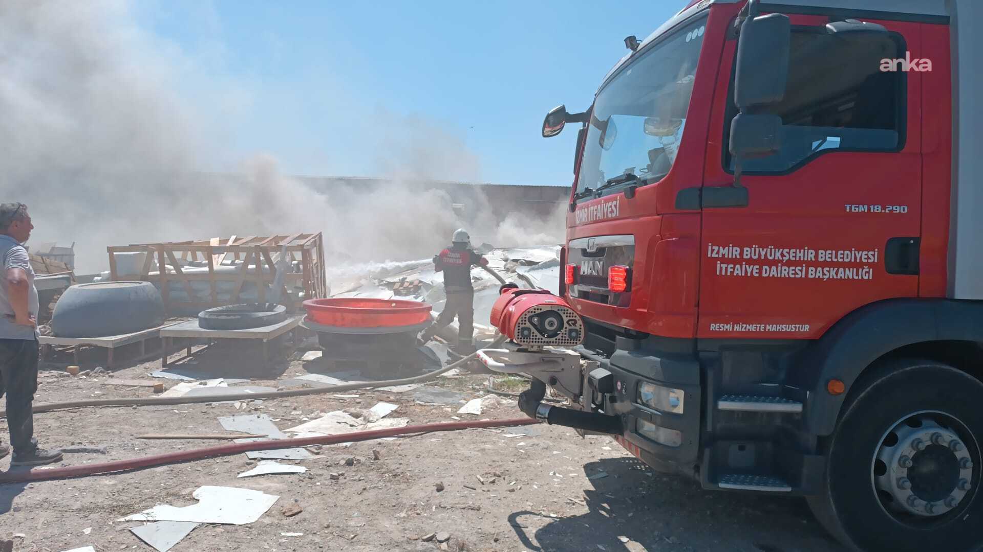 İzmir’in Çiğli ilçesinde geri dönüşüm tesisinde yangın