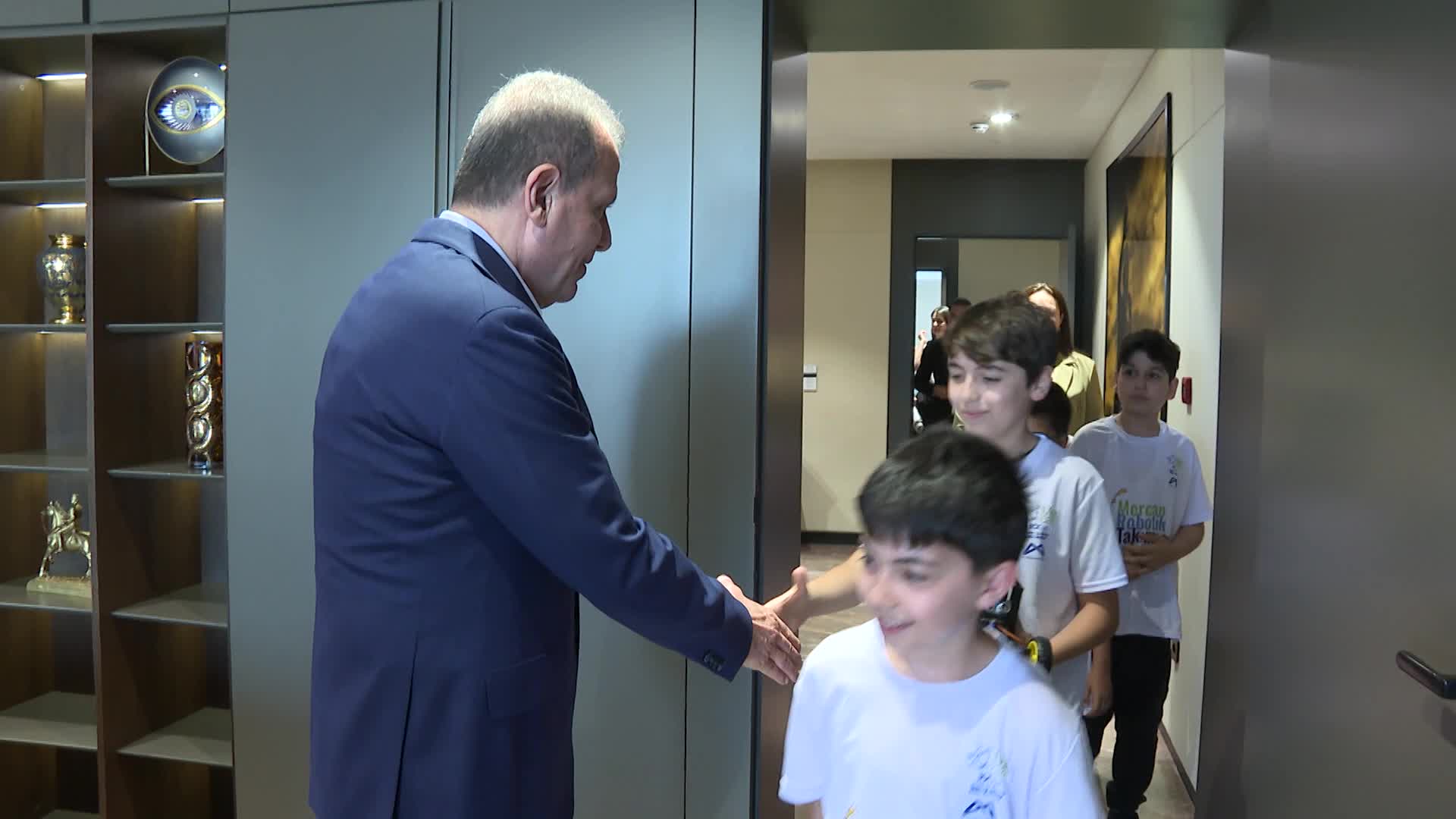 Mersin Büyükşehir Belediye Başkanı Seçer, Mercan robotik takımı öğrencilerini ağırladı